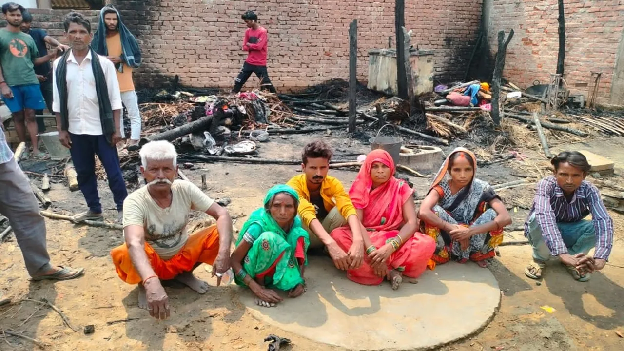 गोंडा: आग लगने से तीन घर जले, गृहस्थी समेत लाखों का नुकसान