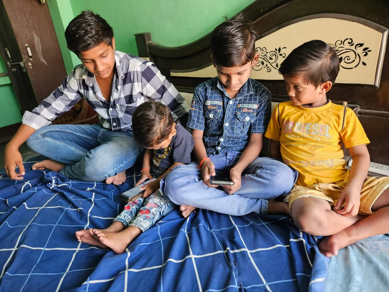 कासगंज: साइबर के समुंद्र में डूब रहे नौनिहाल, अभिभावक अनजान