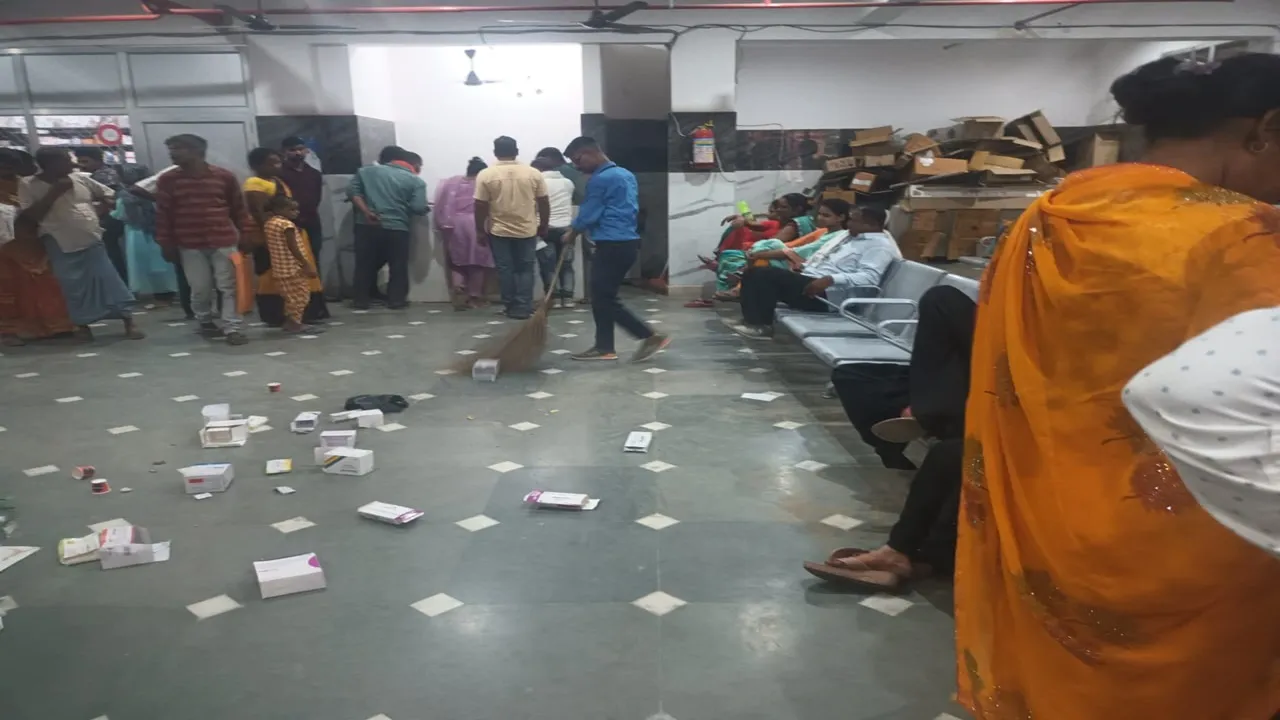 बहराइच: प्राइवेट प्रैक्टिस कर रहे डॉक्टर के यहां सफाई कर रहे मेडिकल कॉलेज के कर्मी, प्रशासन बना मूक दर्शक 