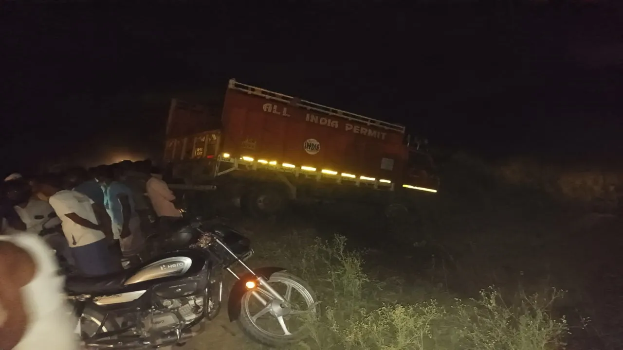 सीतापुर: डीसीएम की टक्कर से बाइक सवार मामा और दो भांजियों की मौत, चालक हिरासत में