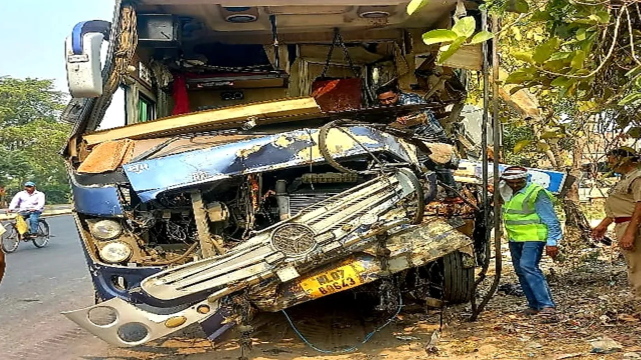 अयोध्या: हाईवे पर ट्रक में भिड़ी वॉल्वो बस, दो को मौत, तीन गंभीर