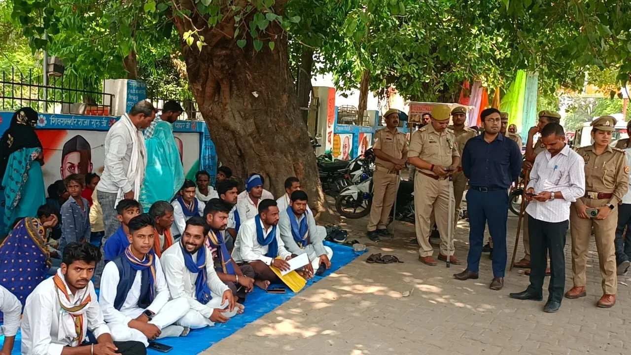 बहराइच: नामजद अभियुक्तों की गिरफ्तारी की मांग को लेकर भीम आर्मी ने दिया धरना, पुलिस पर लगाया यह आरोप