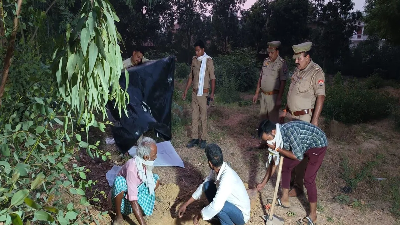 सीतापुर: मासूम बच्चे की हत्या का खुलेगा राज! डीएम के आदेश पर कब्र से निकाला गया शव, जानें पूरे मामला 