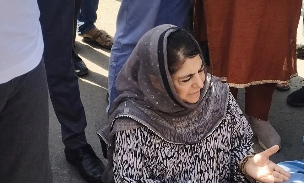 पीडीपी कार्यकर्ताओं को हिरासत में लेने मामले में महबूबा मुफ्ती का प्रदर्शन, भीड़ पर पुलिस ने किया लाठीचार्ज