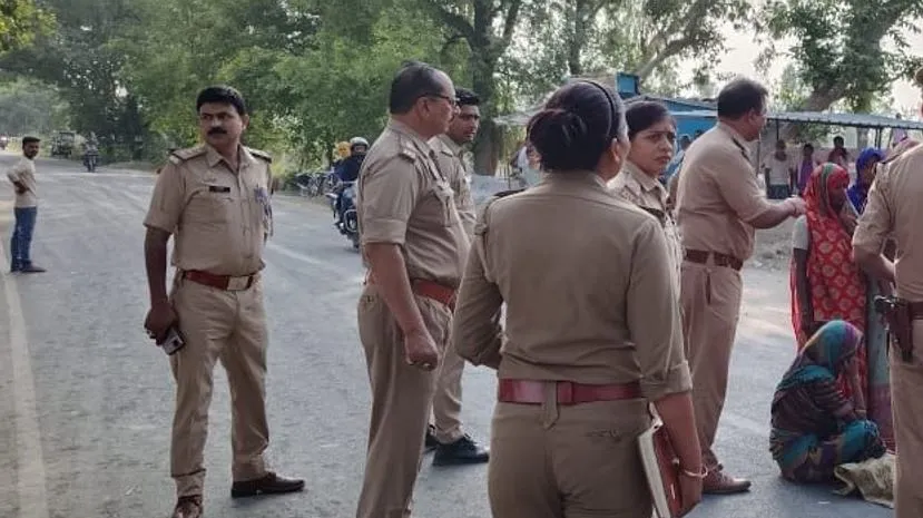 लखीमपुर खीरी: आरोपियों की गिरफ्तारी न होने पर भड़के परिजन, मैगलगंज मार्ग पर शव रखकर किया प्रदर्शन