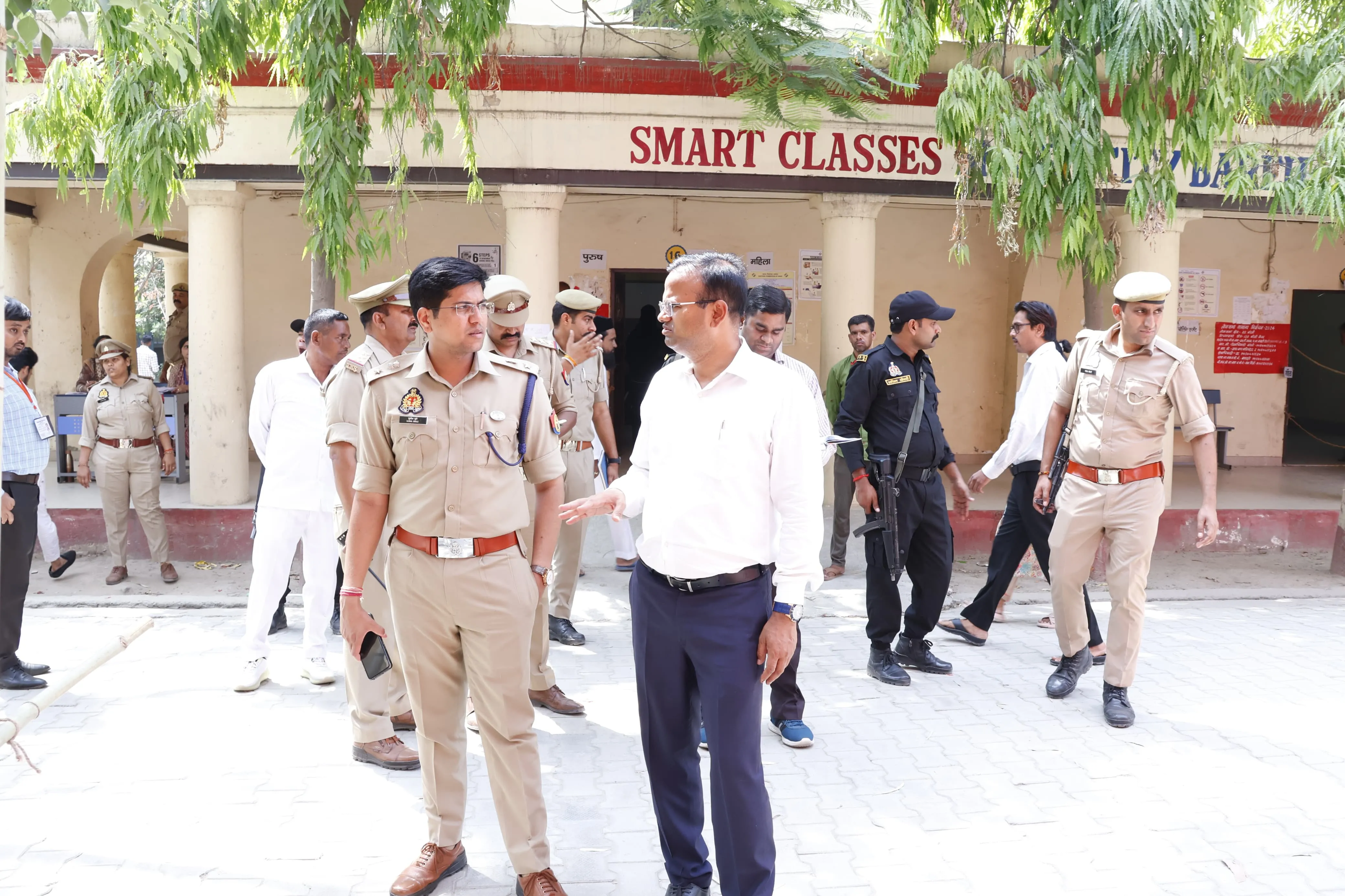 बरेली: दिन भर व्यवस्थाओं के लिए दौड़ते रहे DM-SSP, मतदान की हर गतिविधि पर बनी रही नजर