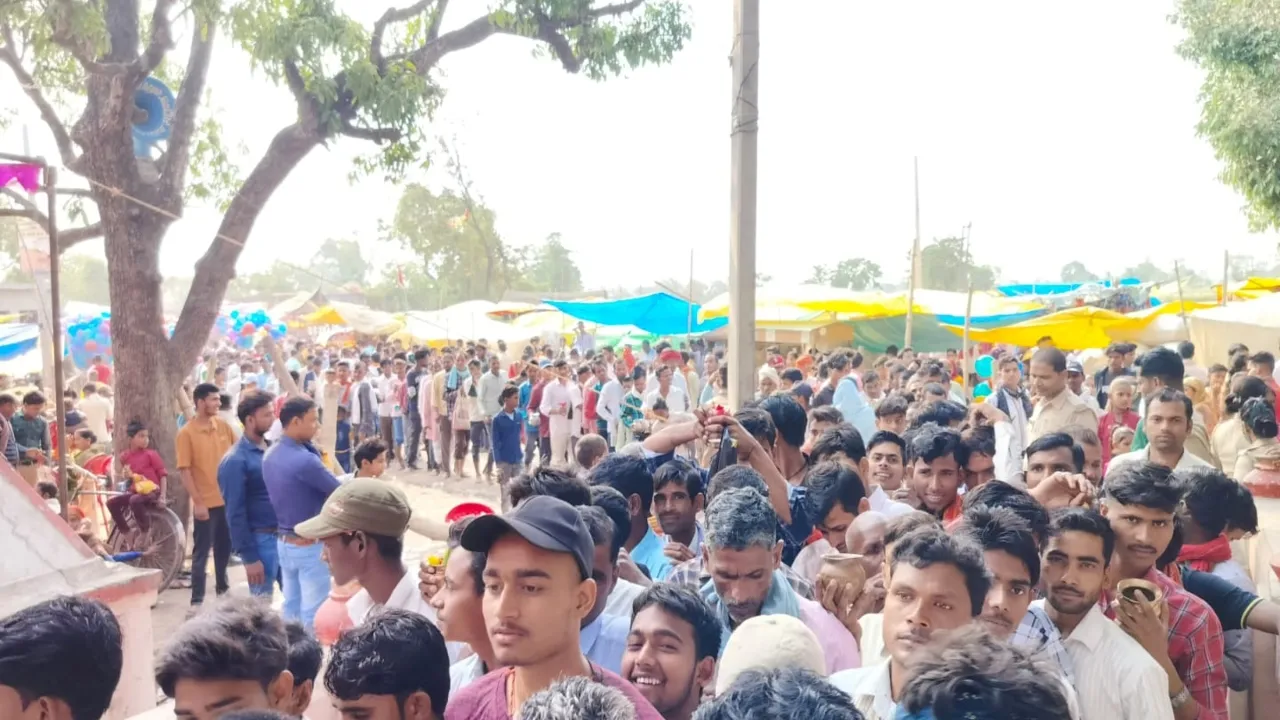 सोमवती अमावस्या: पूजा-अर्चना के लिए श्रद्धालुओं की लगी कतार, दे रहे दान  
