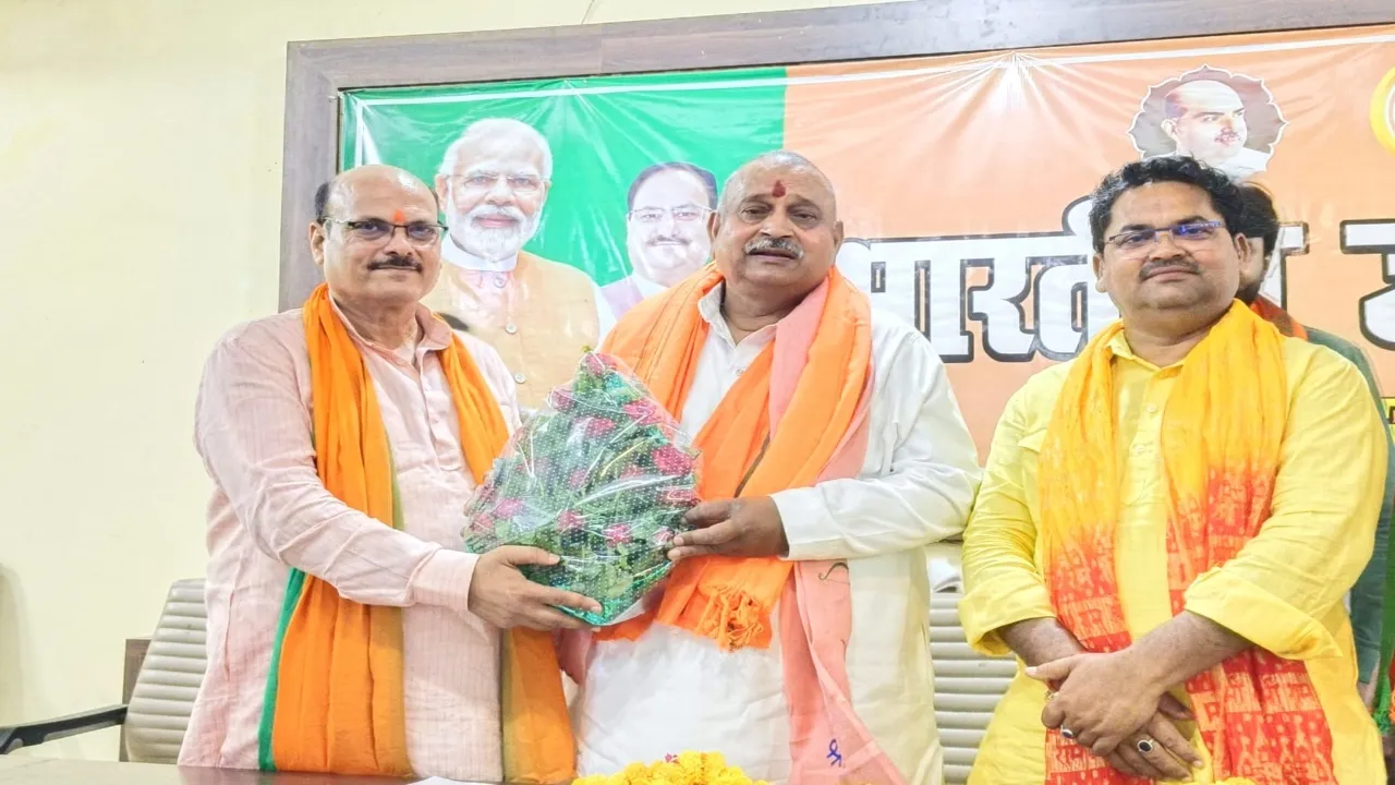 श्रावस्ती पहुंचे पूर्व विधायक दिलीप वर्मा का बीजेपी कार्यकर्ताओं ने किया स्वागत, पार्टी में हुए हैं शामिल 