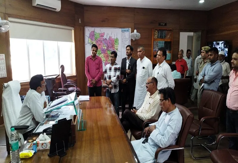 मुरादाबाद : 500 परिवारों पर मंडराया उजड़ने का खतरा, लाइनपार के निवासियों ने मंडलायुक्त से लगाई गुहार