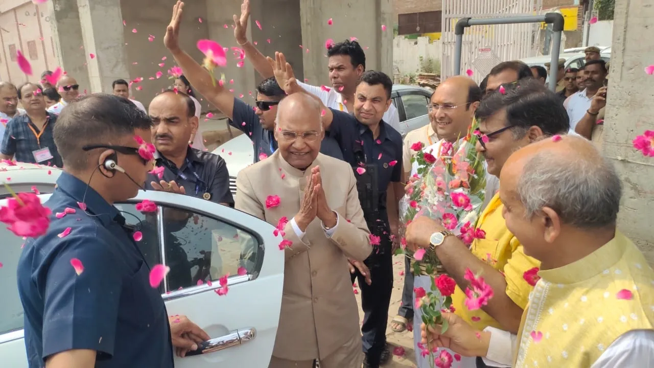 पूर्व राष्ट्रपति रामनाथ कोविंद पहुंचे अयोध्या, जैन मंदिर में हुआ भव्य स्वागत