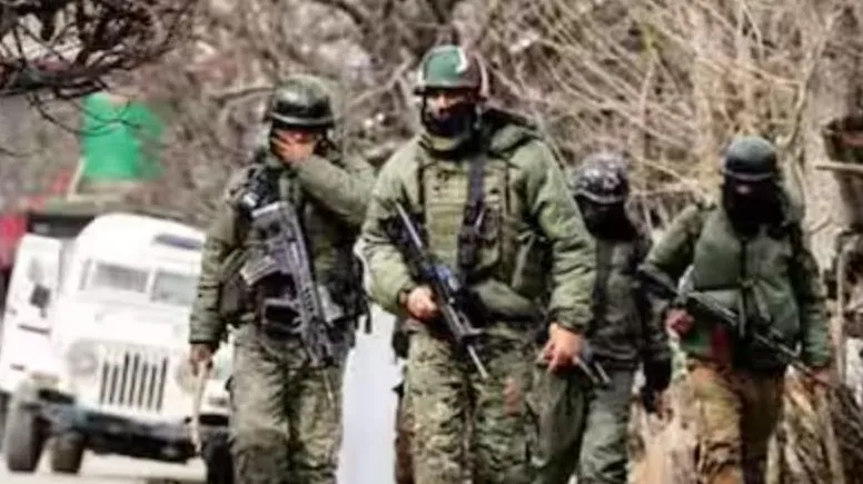  कश्मीर में दो जगहों पर आतंकवादी हमला, शोपियां में पूर्व सरपंच और पहलगाम में राजस्थान के दंपती को मारी गोली