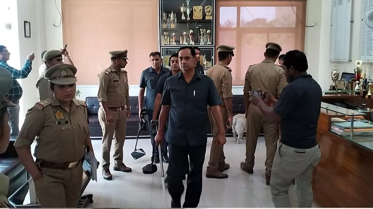 बम की धमकी: संदिग्ध गतिविधियों पर रहेगी पुलिस की कड़ी नजर, दिल्ली में बढ़ाई गई सुरक्षा