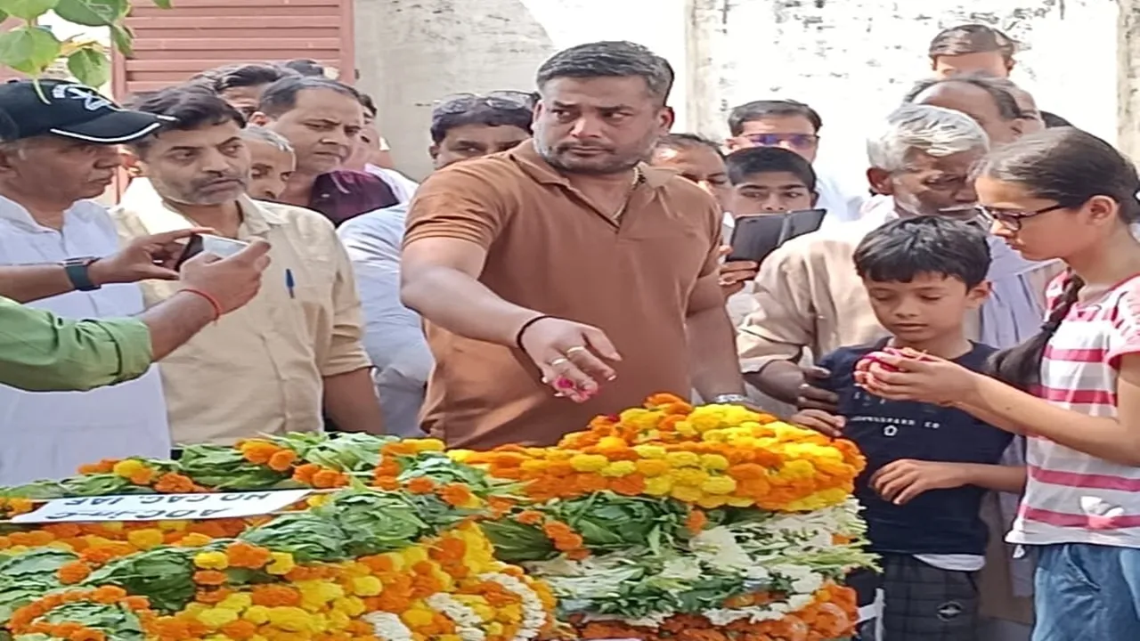 हरदोई: तिरंगे में लिपटा शहीद का शव देखते ही रो पड़ा जरौआ गांव, वायु सेना की टुकड़ी ने नम आंखों से दी अंतिम सलामी