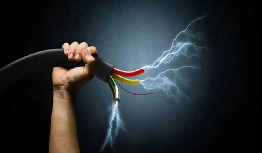 पीलीभीत: हाईटेंशन लाइन का तार ट्रैक्टर-ट्रॉली पर गिरा, 25 जायरीन झुलसे...उर्स में होने जा रहे थे शामिल