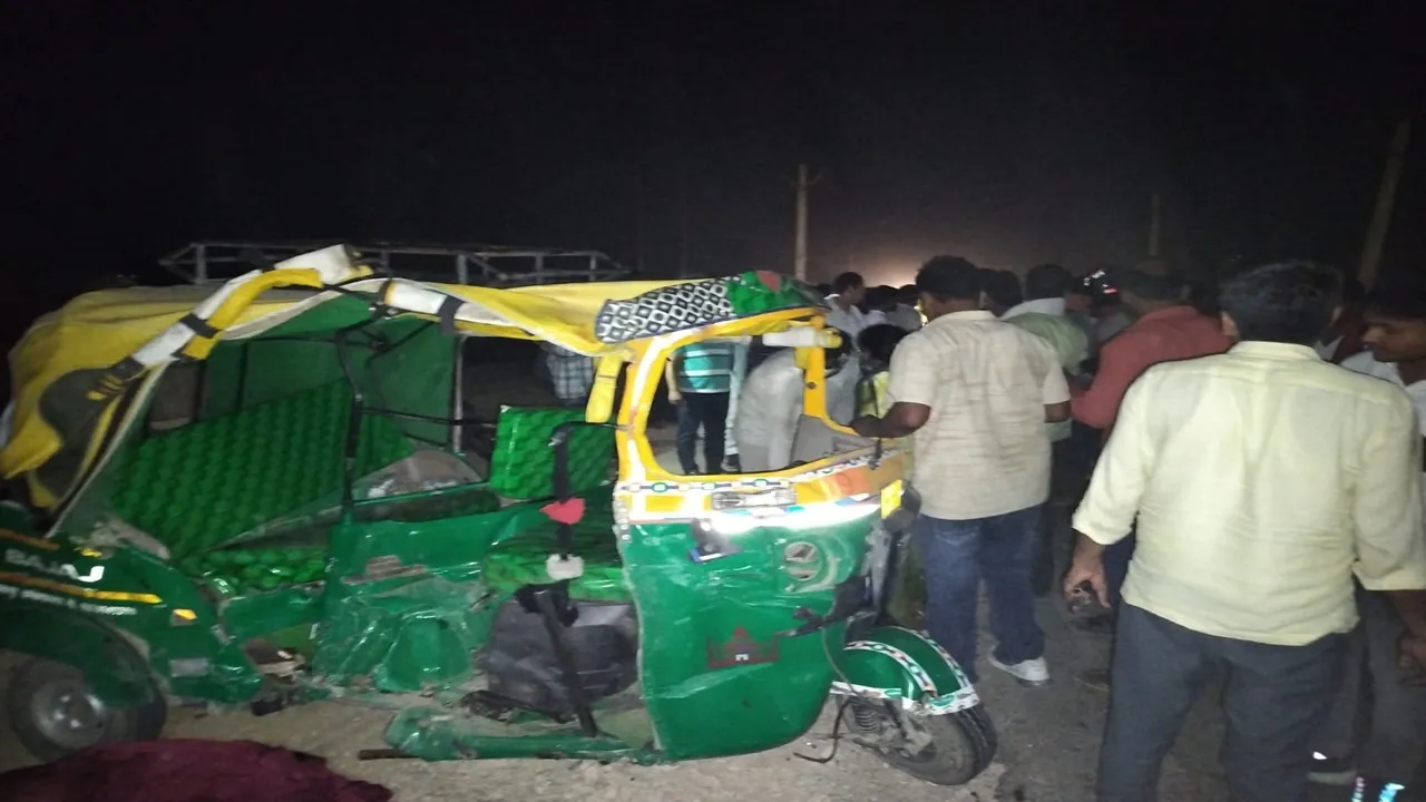 अंबेडकरनगर में भीषण हादसा: पिकअप से टकाई आटो, दो जायरीनों की मौत, सात घायल 