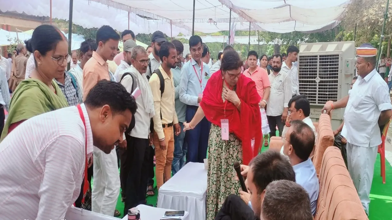 श्रावस्ती: मतदान केंद्रों के लिए रवाना हो रही पोलिंग पार्टियां, 844 बूथों पर पडेंगे वोट