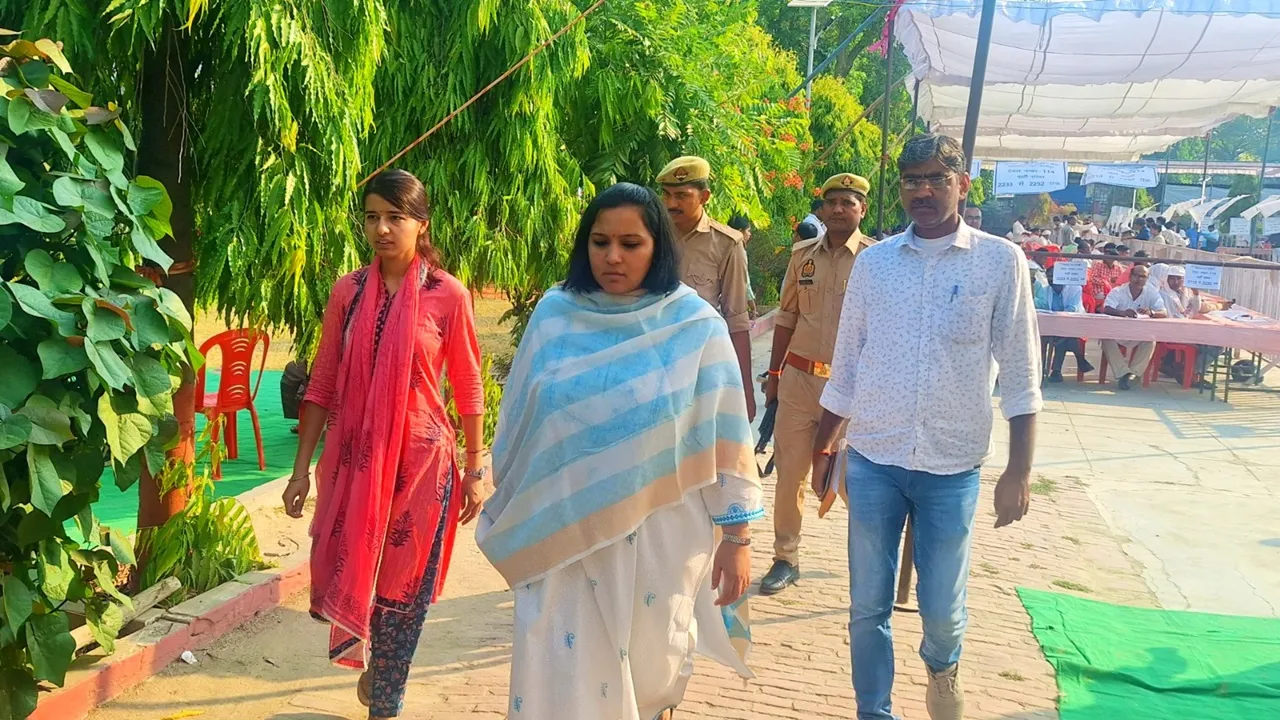 सुलतानपुर: लोकतंत्र के पावन यज्ञ में कल हम सब डालेंगे आहुति, मतदान केंद्रों पर पहुंची पोलिंग पार्टियां