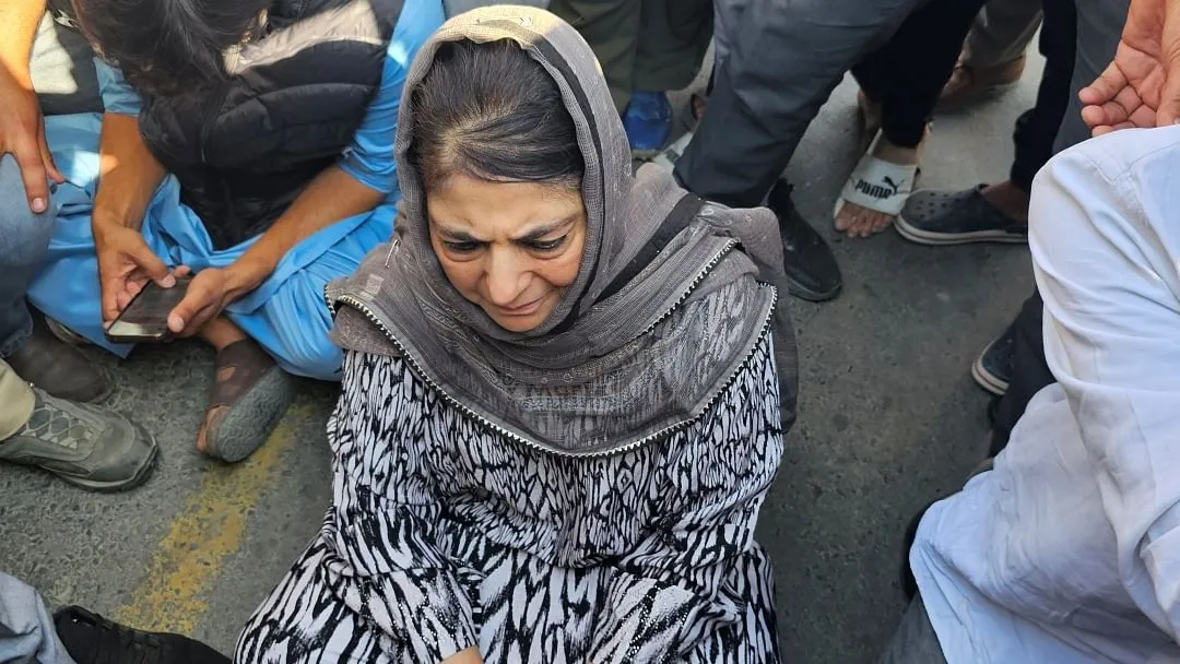 Lok Sabha Elections 2024: बिजबेहरा में मतदान केंद्र के बाहर धरने पर बैठीं महबूबा मुफ्ती, जानिए वजह...