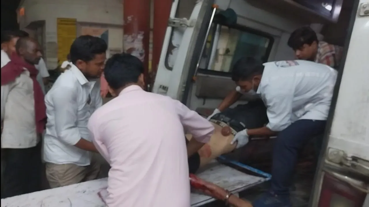 बहराइच: सड़क किनारे खड़े ट्रक में घुसी बाइक, दंपती की मौत