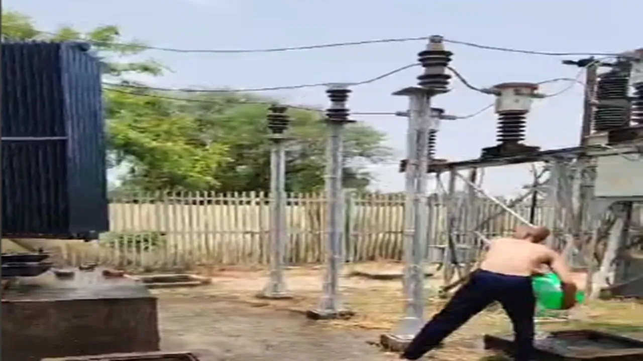 अमेठी: जान जोखिम में डालकर ट्रांसफार्मर पर पानी फेक रहा संविदा कर्मी, वीडियो वायरल