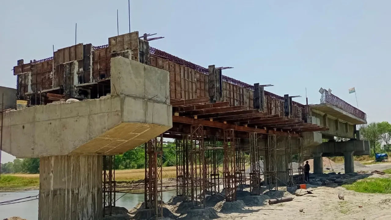 बहराइच: पुल निर्माण हो पूरा तो तहसील मुख्यालय से जुड़ें 14 गांव के लोग, ग्राम प्रधान और ग्रामीण बोले- निर्माण जरूरी