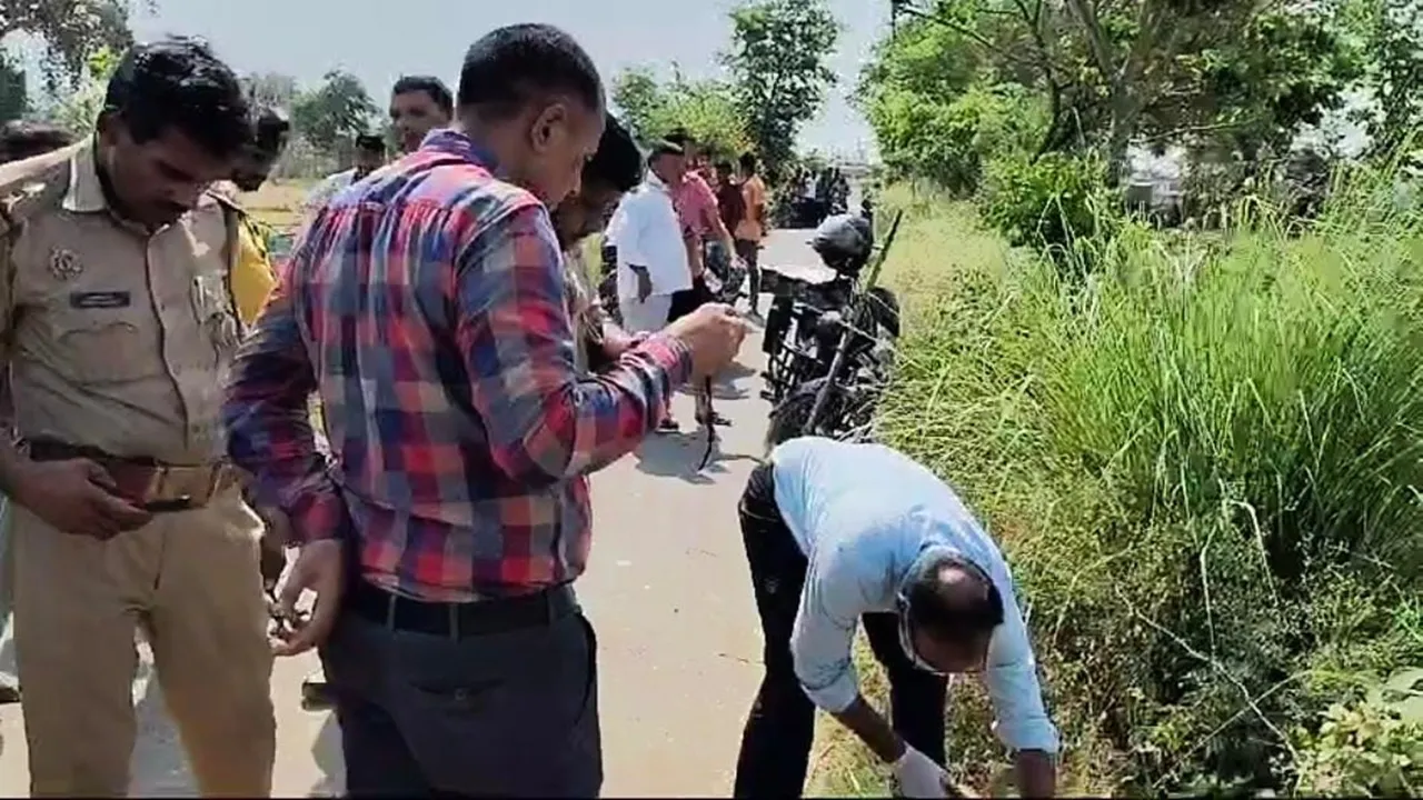 गोंडा: सड़क किनारे मिला युवक का शव, हत्या की आशंका, जांच में जुटी पुलिस व फॉरेंसिक टीम 