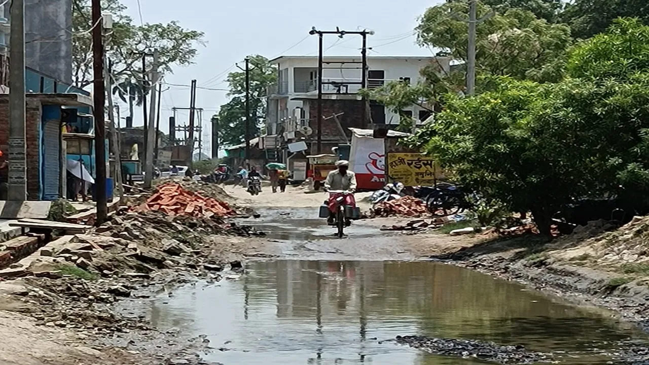 अयोध्या: बिन बारिश सड़क पर जल जमाव, मरीजों की बढ़ी मुसीबत, रेलवे फाटक से लेकर सीएचसी तक जाना हुआ दूभर 