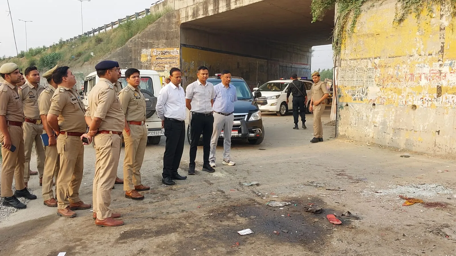 बरेली: बस अचानक फ्लाईओवर से नीचे गिरी, एक यात्री की मौत...40 लोग घायल