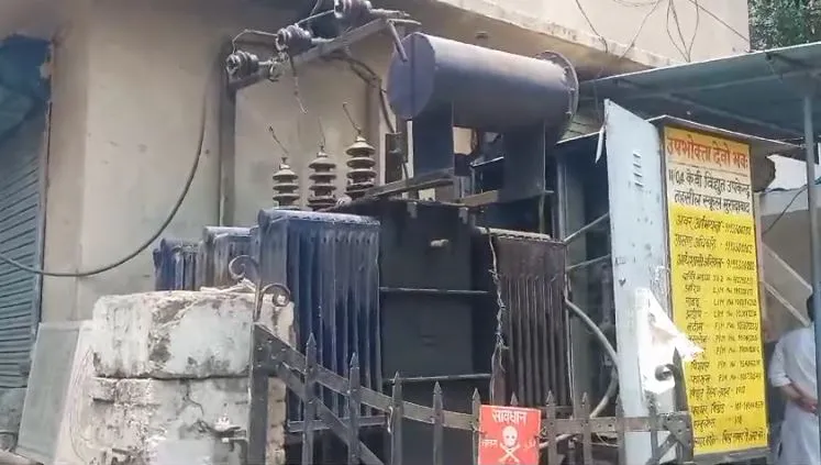 शाहजहांपुर: उड़ गए जंफर तो कहीं लो वोल्टेज ने रुलाया, 50 गांवों की पूरी रात गुल रही बिजली