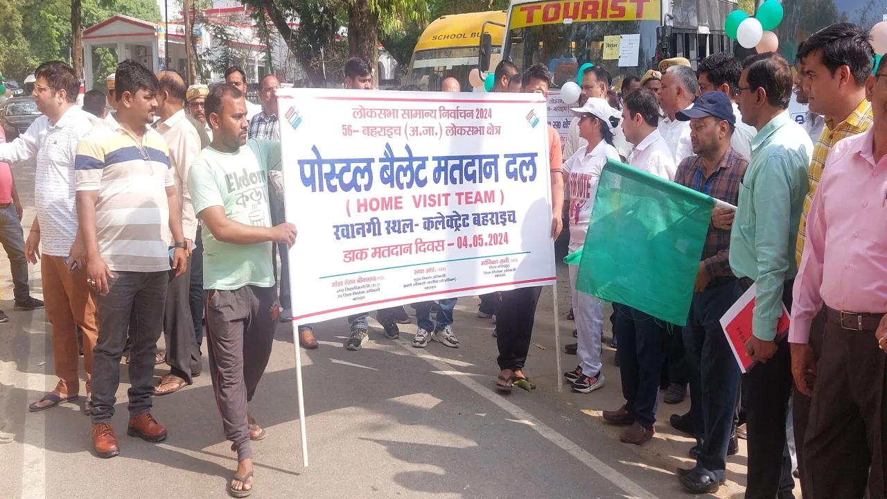 बहराइच: मनपसंद प्रतिनिधियों को बुजुर्ग और दिव्यांग ने दिया वोट, पोस्टल बैलेट से हुआ मतदान 