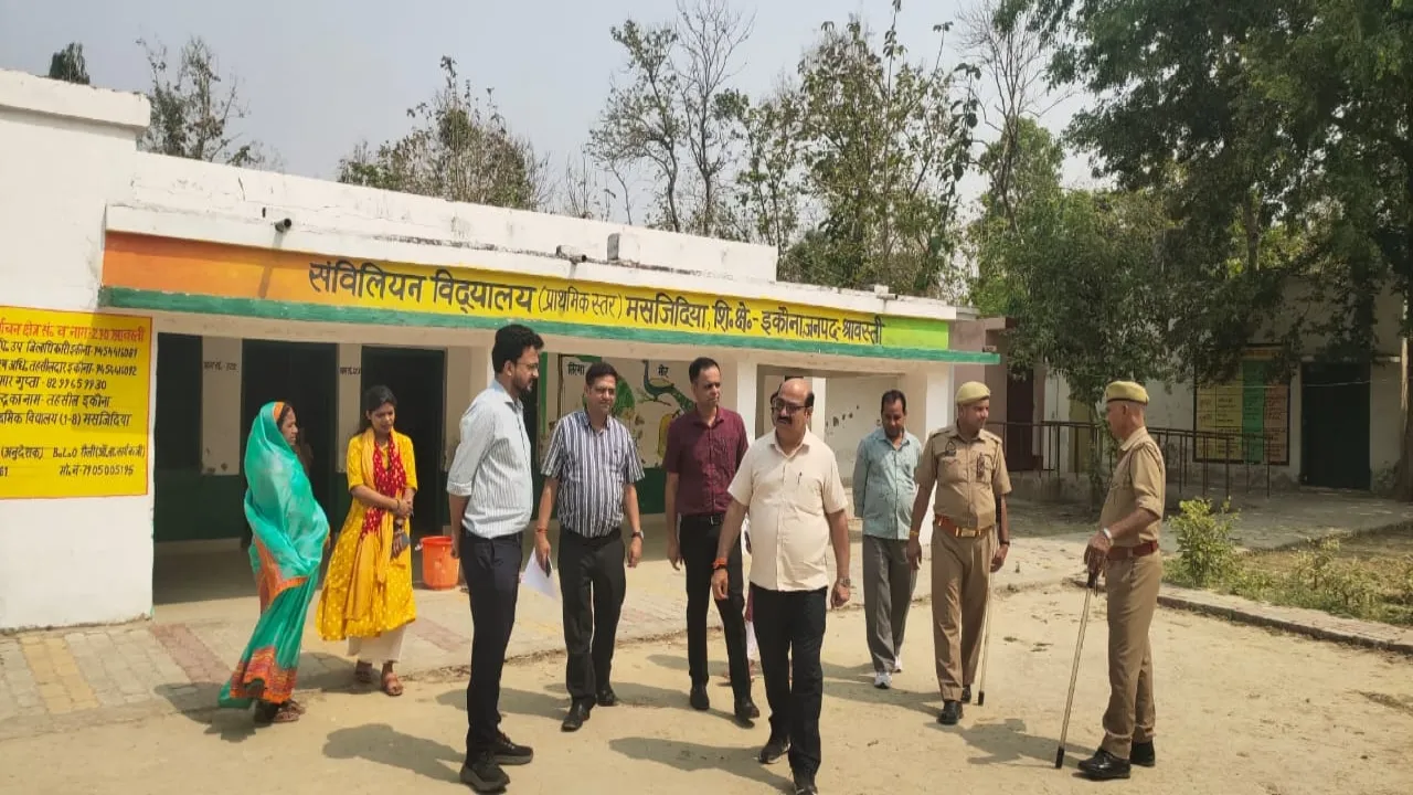 श्रावस्ती: प्रेक्षक ने इकौना के मतदेय स्थलों का किया निरीक्षण, क्रिटिकल बूथ को लेकर दिए निर्देश  