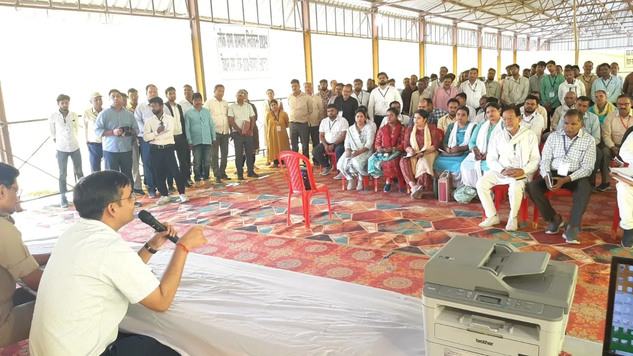 बाराबंकी में शुरू हुआ बैलेट यूनिट में प्रत्याशियों के नाम और चिन्ह लगाने का काम, जिला निर्वाचन अधिकारी ने समझाई बारीकियां