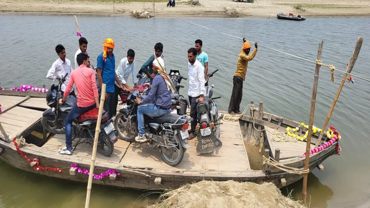 आजादी के 75 साल बाद गांव के लोगों को नसीब नहीं नदी पर पुल, नाव में सवार होकर भरवलिया बूथ पर पहुंचे मतदाता