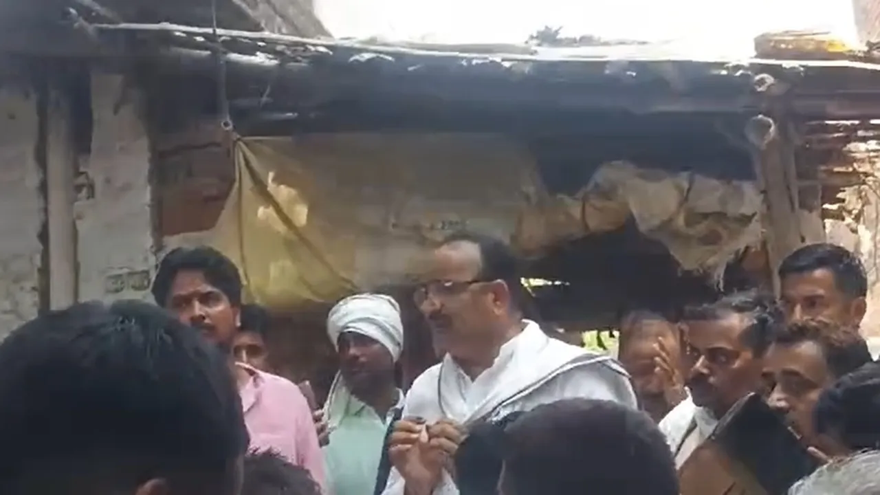 मैनूपुर में सड़क नहीं तो वोट नहीं: राहुल और दिनेश सिंह लौटे मायूस, डीएम के आश्वासन शुरू हुआ मतदान, जानें पूरा मामला