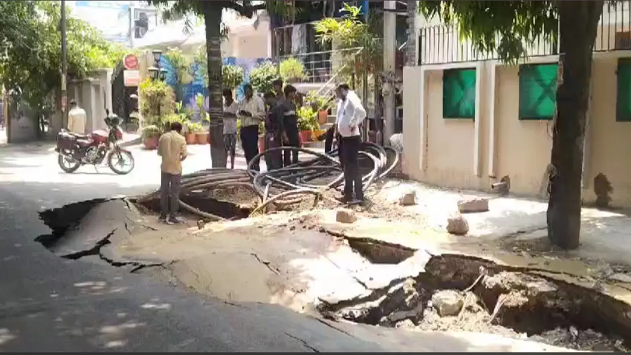 लखनऊ के  गोमती नगर में धंसी सड़क, यातायात प्रभावित, वीडियो हो रहा वायरल