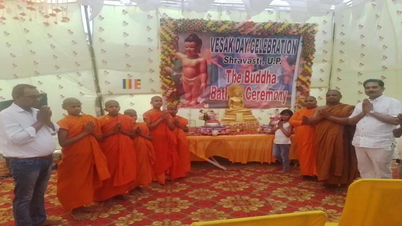 श्रावस्ती: बुद्धम शरणम गच्छामि, धम्म शरणम गच्छामि, सघं शरणं गच्छामि, के उद्घोष से गुंजा जेतवन