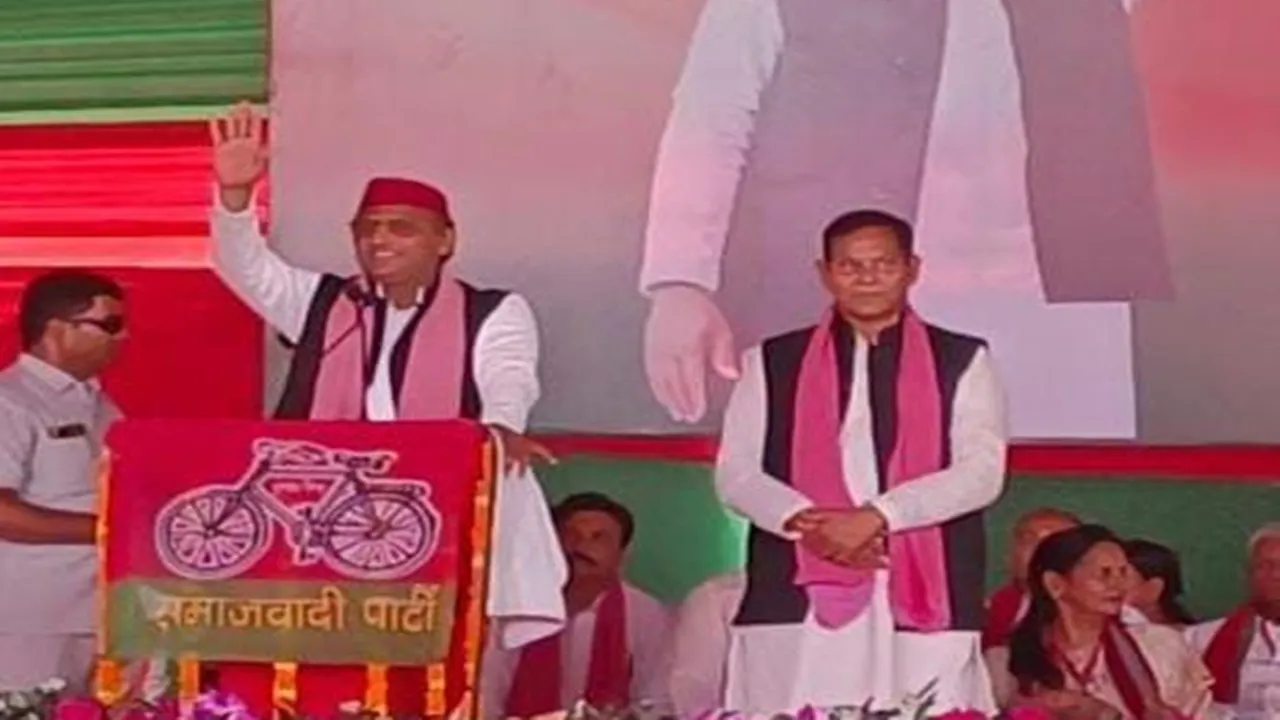 सपा प्रमुख के मंच पर लगा जनसत्ता दल लोकतांत्रिक जिंदाबाद के नारे! अखिलेश ने राजा भैया का जताया आभार, भाजपा प्रत्याशी की ली चुटकी