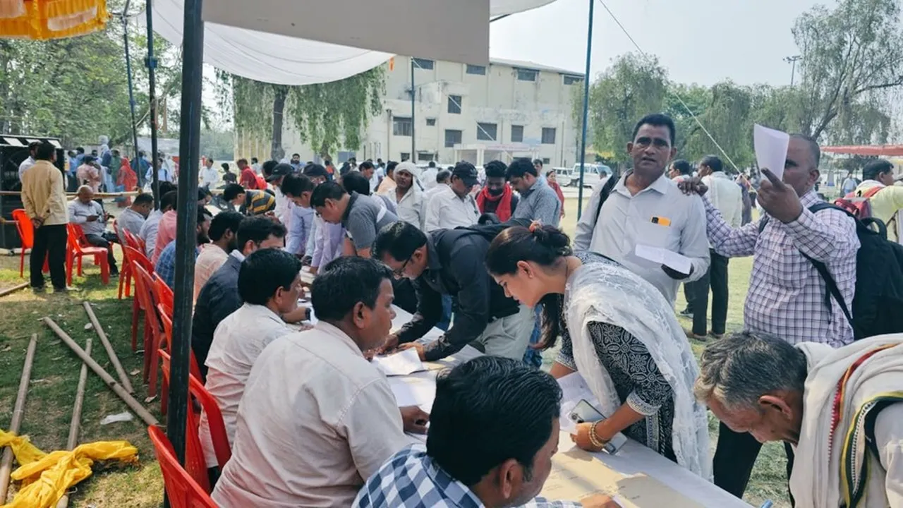 बलरामपुर: जिले के 1260 बूथों के लिए रवाना हो रही पोलिंग पार्टियां