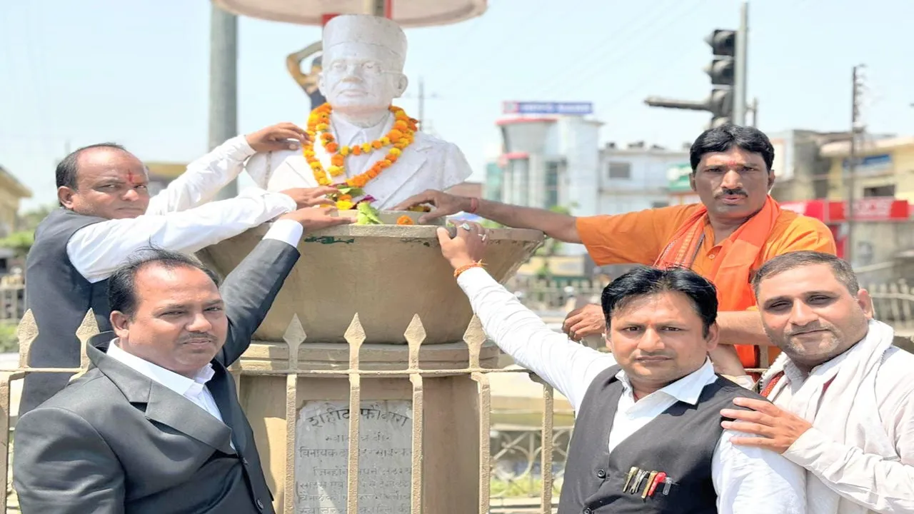 अयोध्या: वीर सावरकर की जयंती पर हिन्दू महासभा ने किया नमन