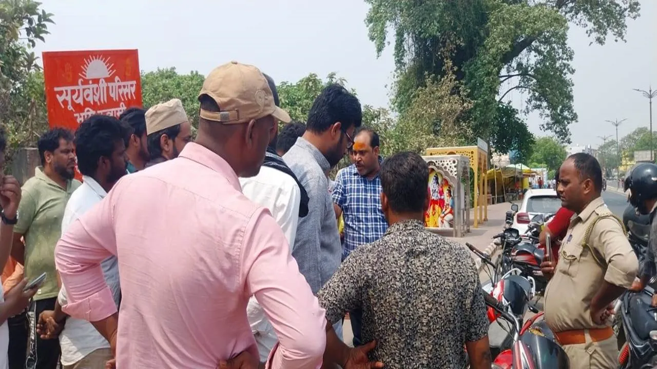 अयोध्या: पैमाइश से पहले कर्बला पर लगा सूर्यवंशी परिसर का बोर्ड, पुलिस ने हटवाया, जानें पूरा मामला 