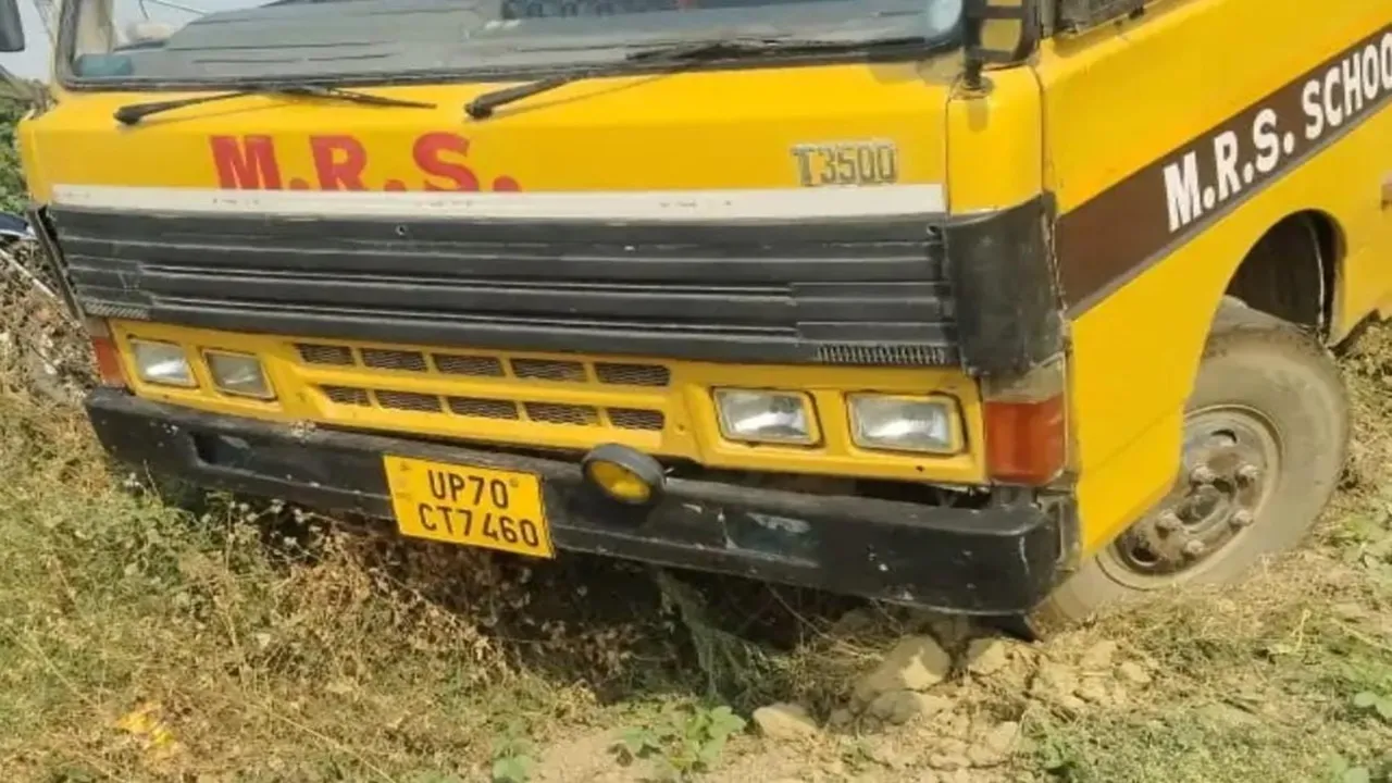 प्रयागराज: फूलपुर में स्कूल बस की स्टेरिंग हुई फेल, दर्जन छात्र हुए घायल