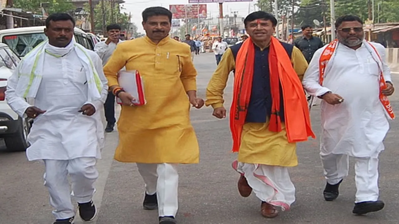देवरिया: नामांकन के लिए भाजपा उम्मीदवार को लगानी पड़ी दौड़, तय समय से 10 मिनट पहले भरा पर्चा, जानें क्यो