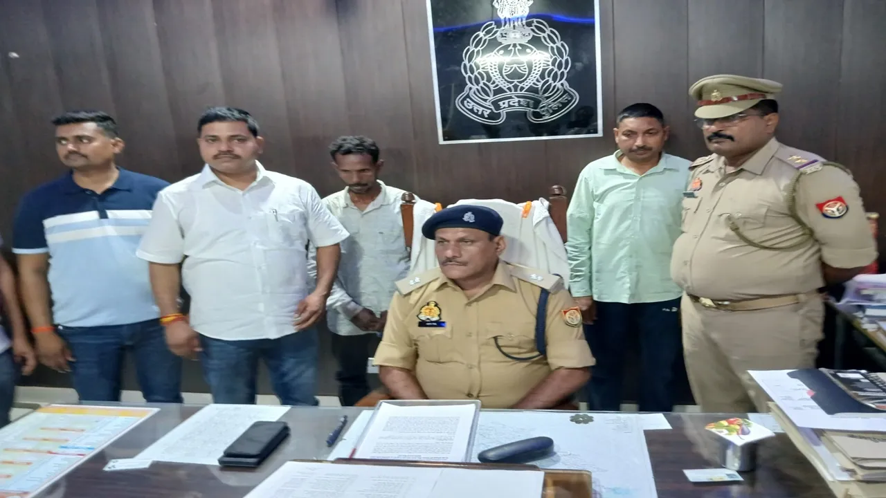 सुलतानपुर: अवैध असलहा फैक्ट्री का भंडाफोड़, दो गिरफ्तार, आठ बने व 15 अर्धनिर्मित असलहे बरामद, देखें वीडियो 