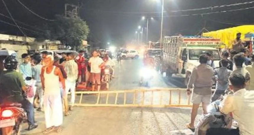 बरेली: बिजली संकट से नाराज लोगों ने लगाया जाम, पुलिस ने लाठियां फटकारीं