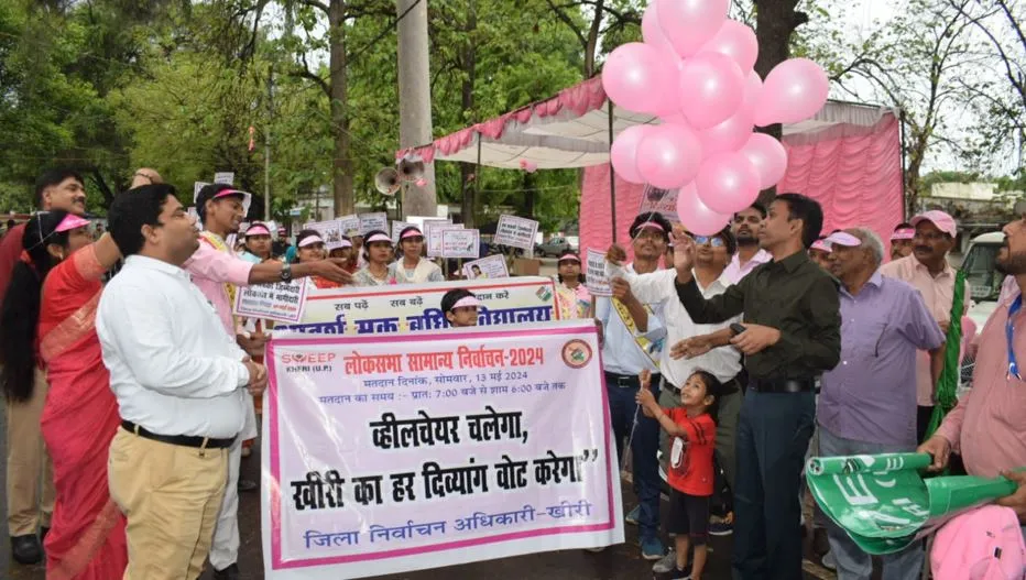 लखीमपुर-खीरी: मतदान प्रतिशत बढ़ाने के लिए सड़क पर उतरे दिव्यांग, डीएम ने दिखाई हरी झंडी...निकाली रैली