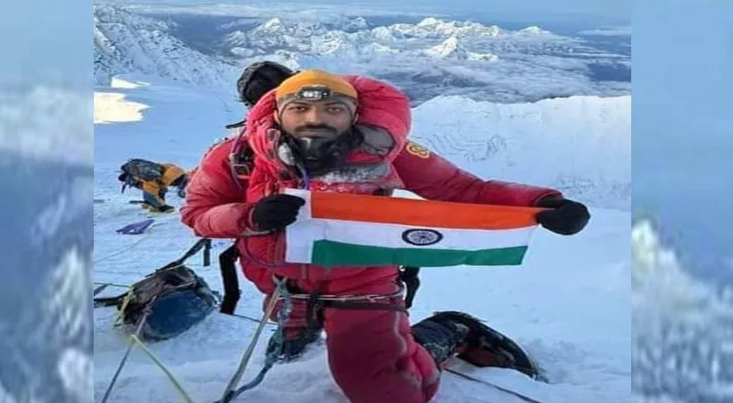 पीलीभीत: पर्वतारोही सत्यदीप ने एवरेस्ट की चोटी पर फहराया तिरंगा, दूसरे दिन ल्होत्से पर्वत की पूरी की चढ़ाई...मिल रहीं बधाई