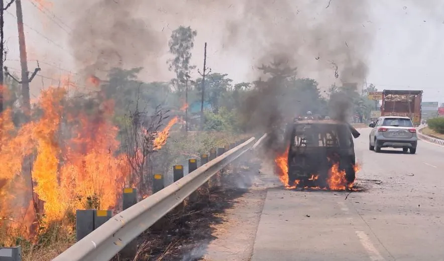 रामपुर: बिलासपुर में हाईवे पर आग का गोला बनी एंबुलेंस, कर्मी ने खिड़की से कूदकर बचाई जान 