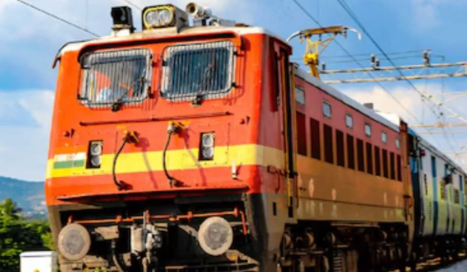 Bareilly News: ट्रेनों में खराब हो रहे AC, गर्मी से यात्री बेहाल