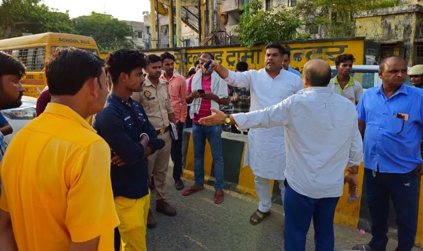 शाहजहापुर: ब्लॉक प्रमुख पति पर कार चढ़ाने का आरोप, बोले- मैं बाल-बाल बच गया