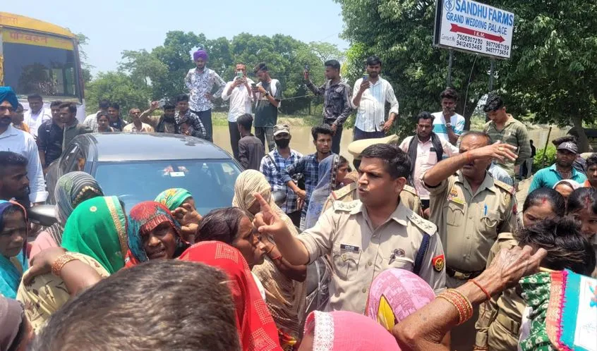 पीलीभीत: लापरवाही पर भड़का आक्रोश...हाईवे जाम कर नारेबाजी, नहर में युवक के छलांग लगाने का है मामला